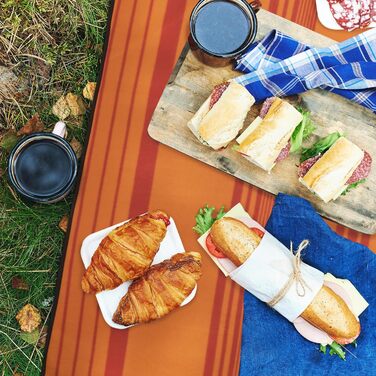 Relaxdays XXL Picknickdecke, 200x300 cm, isoliert, wasserdicht, gestreifte Fleece Stranddecke, Tragegriff, orange/rot