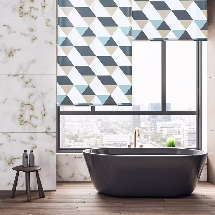 Relaxdays Duschrollo,  Dreieck Muster, Seilzug, Flexible Montage, Duschvorhang für Badewanne & Fenster, bunt (120x240 cm)